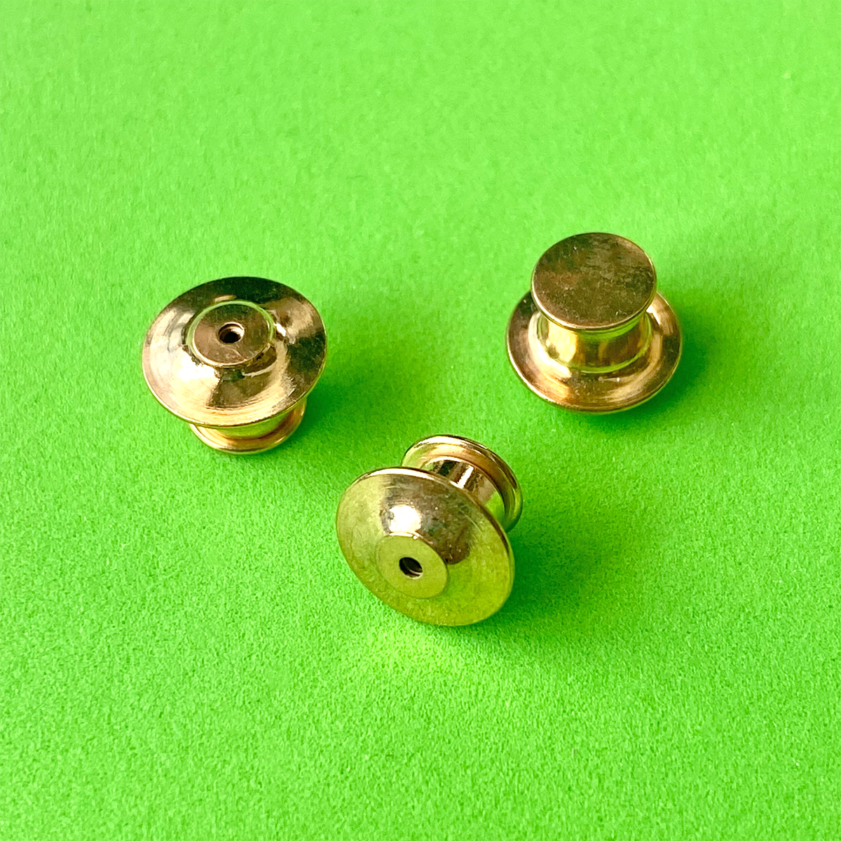 Locking Pin Back – Nutmeg and Arlo